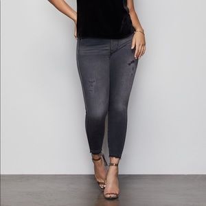 Good American Good Curve Skinny Crop Black Jeans